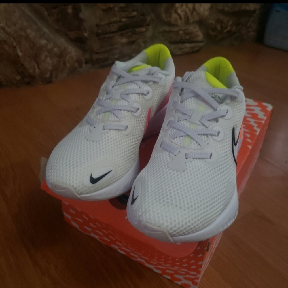 Nike Renew Run gym shoe
